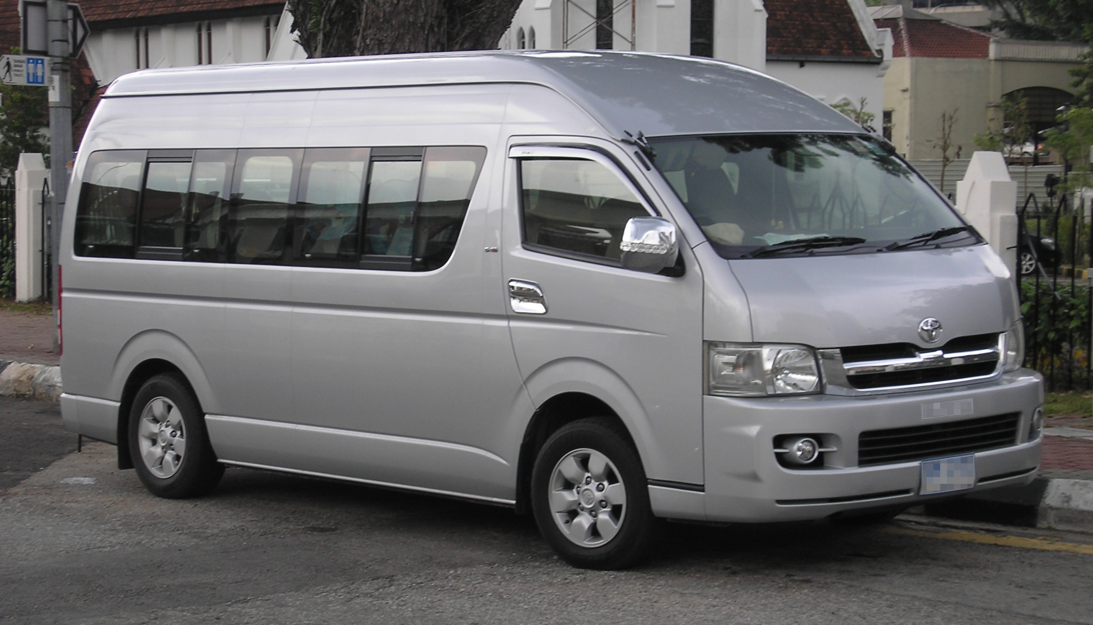 Toyota_Hiace_(fifth_generation)_(Grand_Cabin)_(front),_Kuala_Lumpur (1)