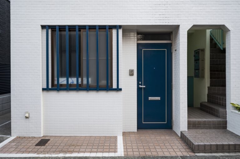 blue-house-entrance-japanese-culture-768x511